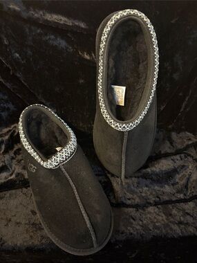 New never worn Ugg in  black  kids size 1